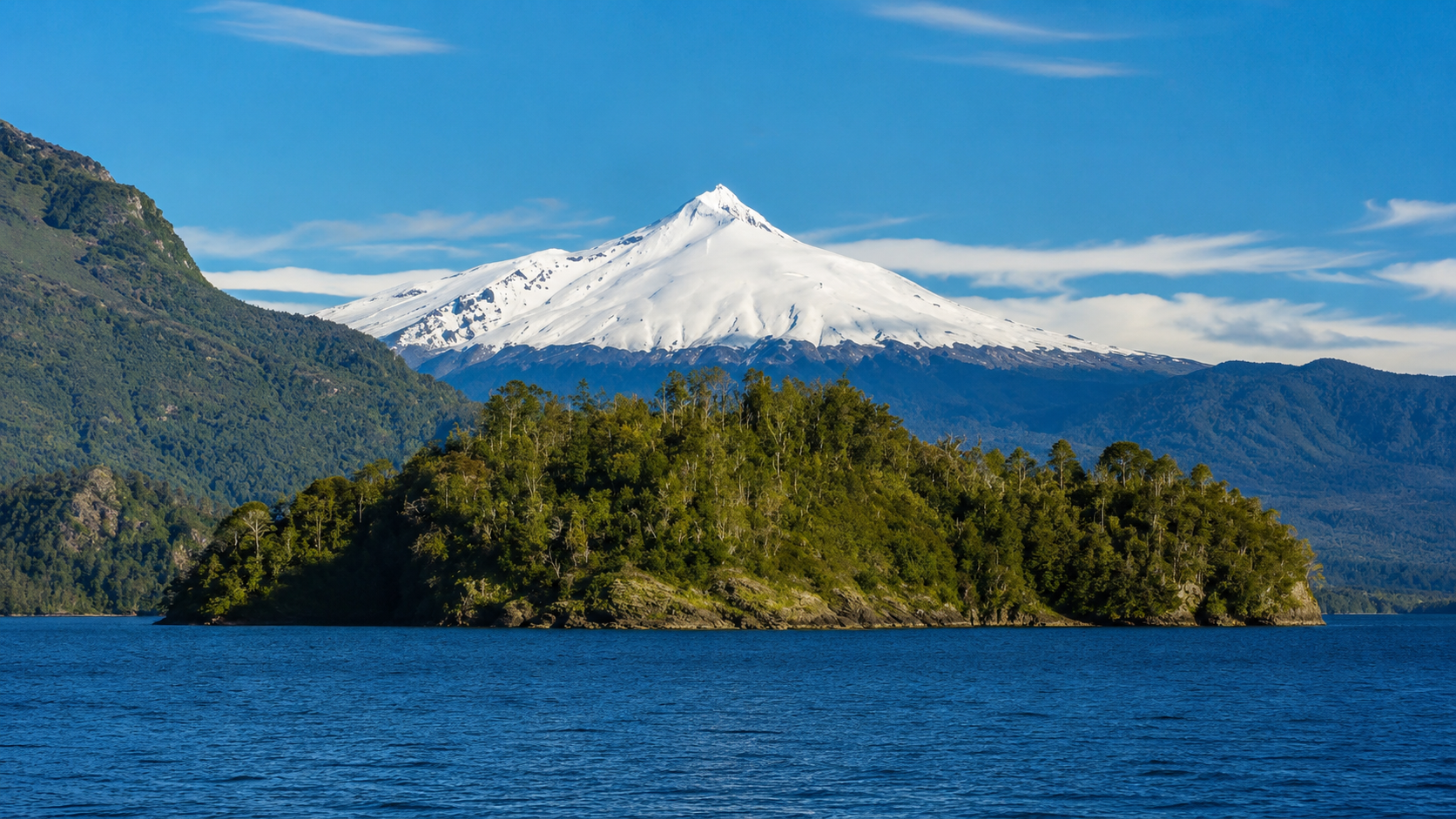 Paisaje ilustrativo del sur con lago y montaña